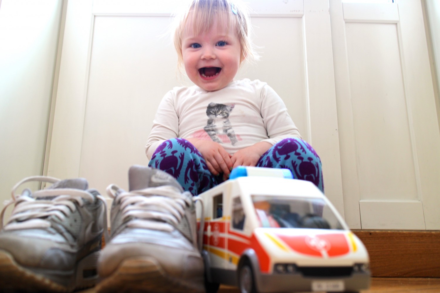 and with daddy`s sneakers, in Cubuskids body and Vossatassar tights with her favourite Playmobil "babu" car!